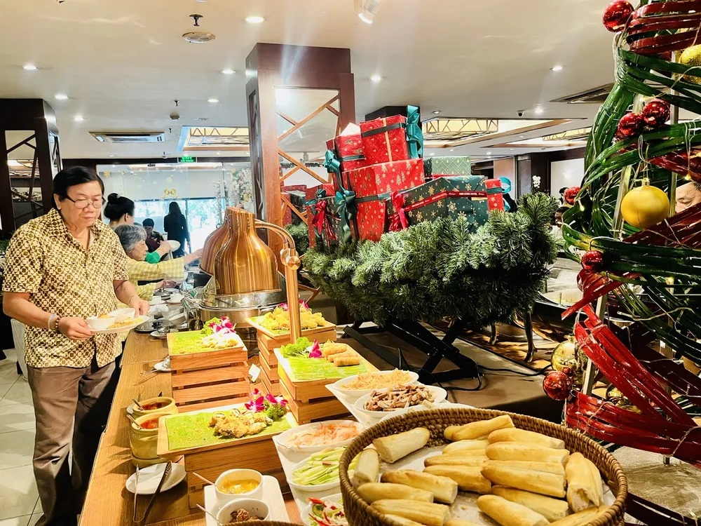 Khách thưởng thức tiệc tại khách sạn Viễn Đông.jpg