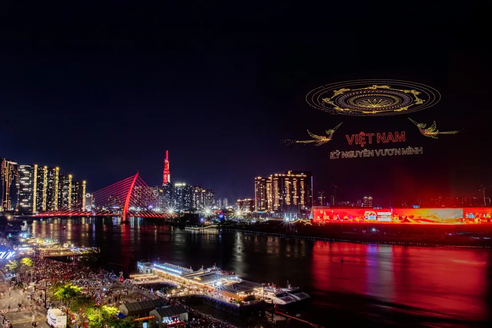 Khách xem pháo hoa nhìn từ Majestic.jpg