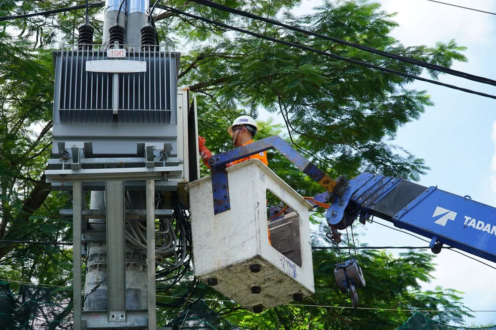 Công tác kiểm tra an toàn trạm biến áp được EVNHCMC thực hiện thường xuyên