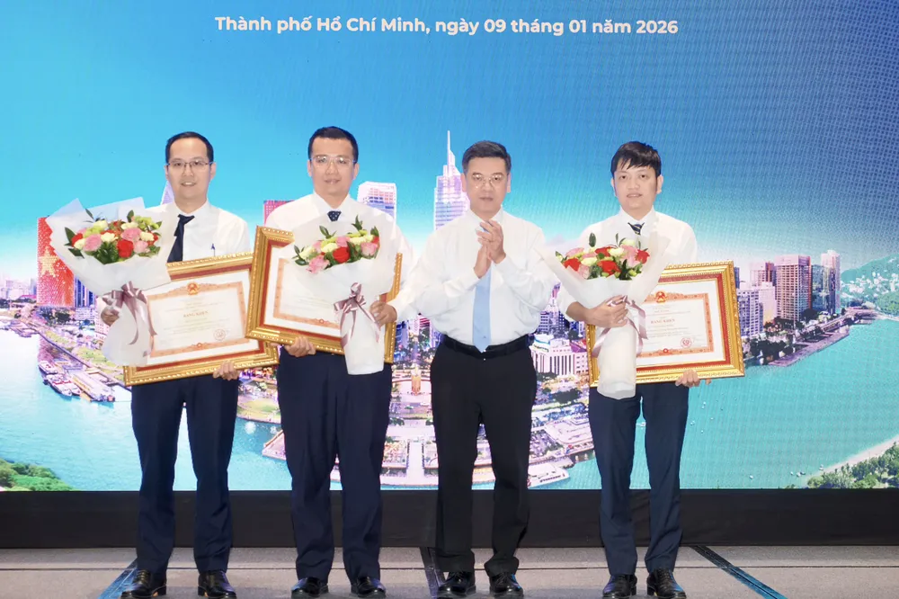 Mr Dũng tặng bằng khen.jpg