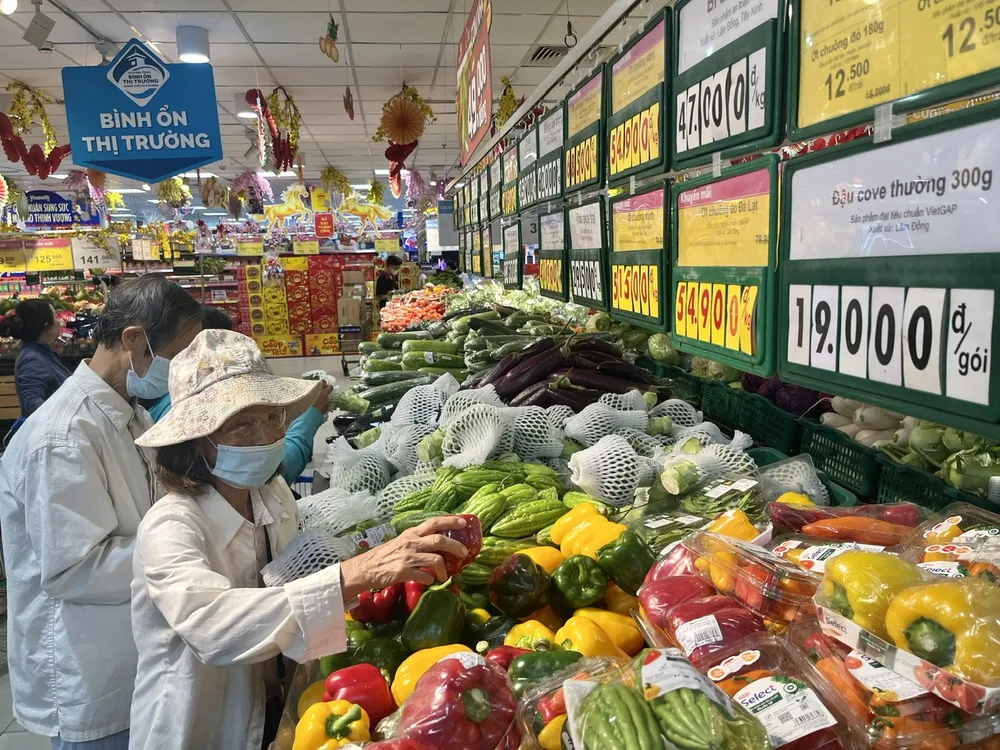 Người dân mua hàng tại Co.opmart.jpg