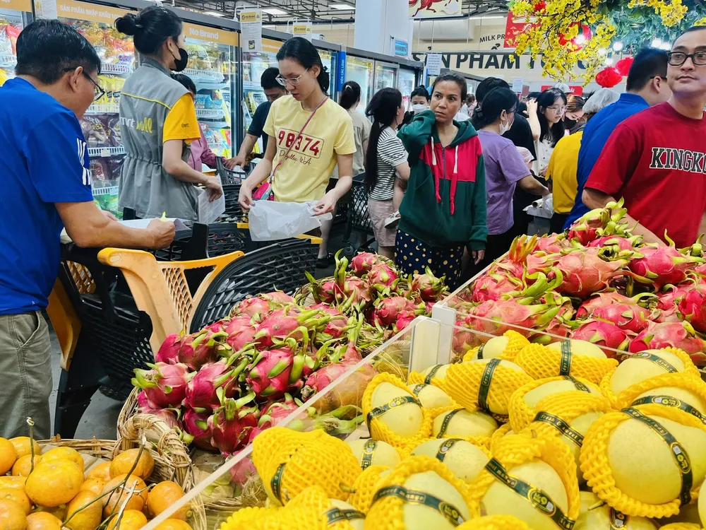 Khách chen chân mua sắm tet.jpg