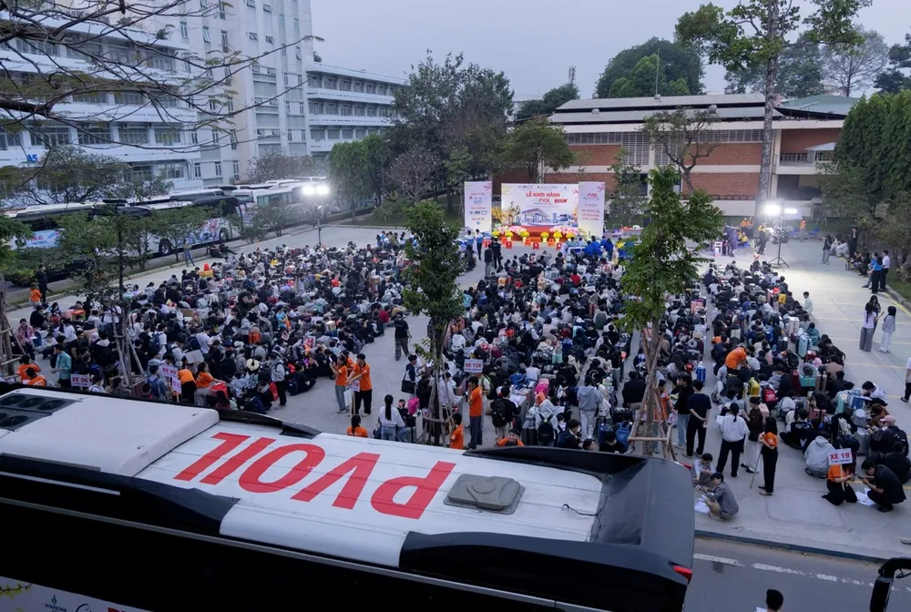 Khoảng 1.000 sinh viên có mặt sớm tại sân trường để tham gia chuyến xe Tết 2026 