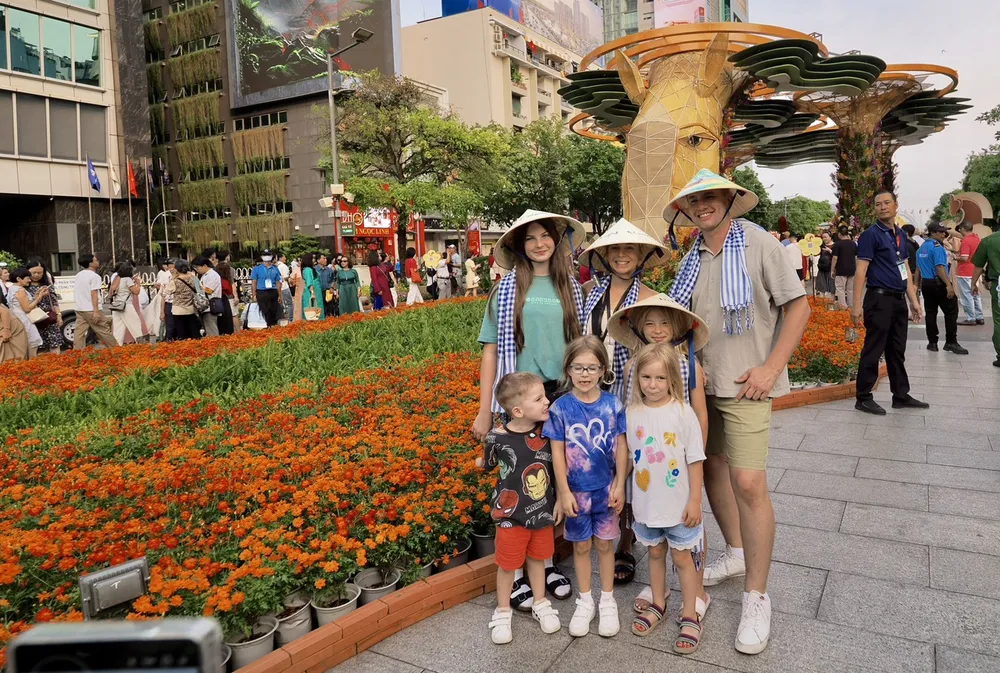 Khách quốc tế tham quan đường hoa.jpg