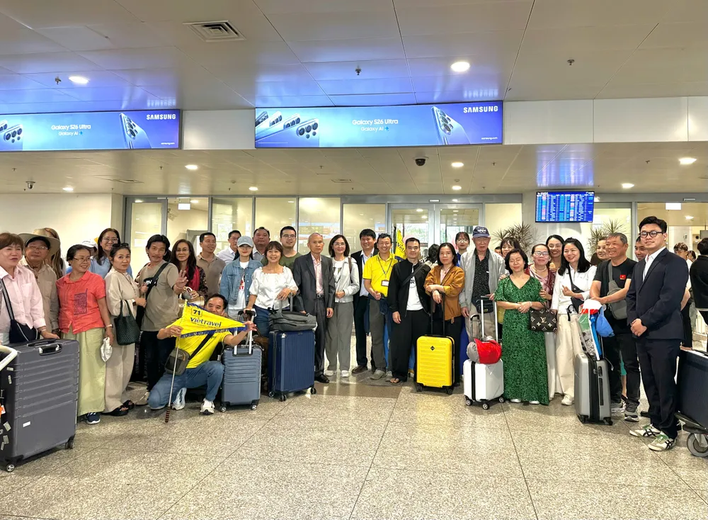 Đoàn khách Vietravel hạ cánh Nội Bài chiều 4.3.jpg