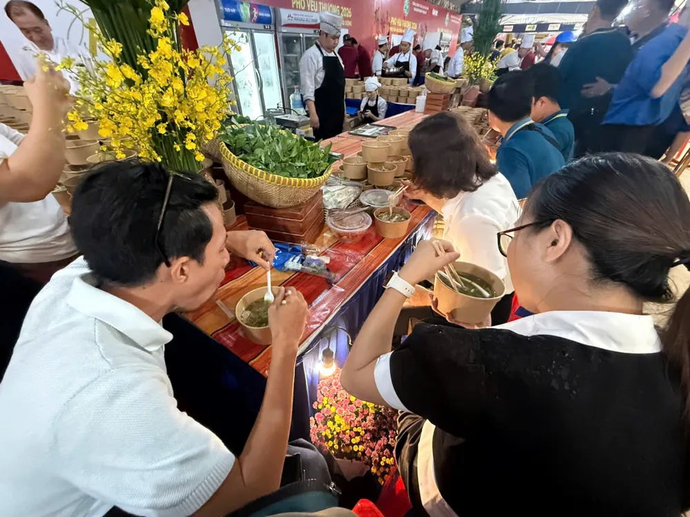 Khách thưởng thức phở.jpg