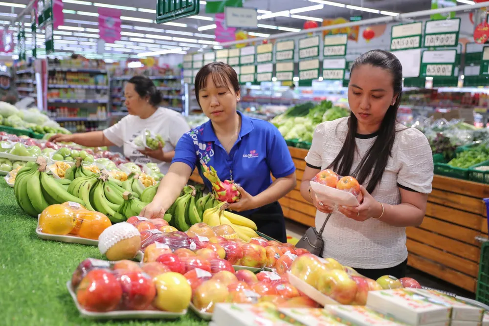 Khách mua trái cây tại Co.opmart trên địa bàn TPHCM