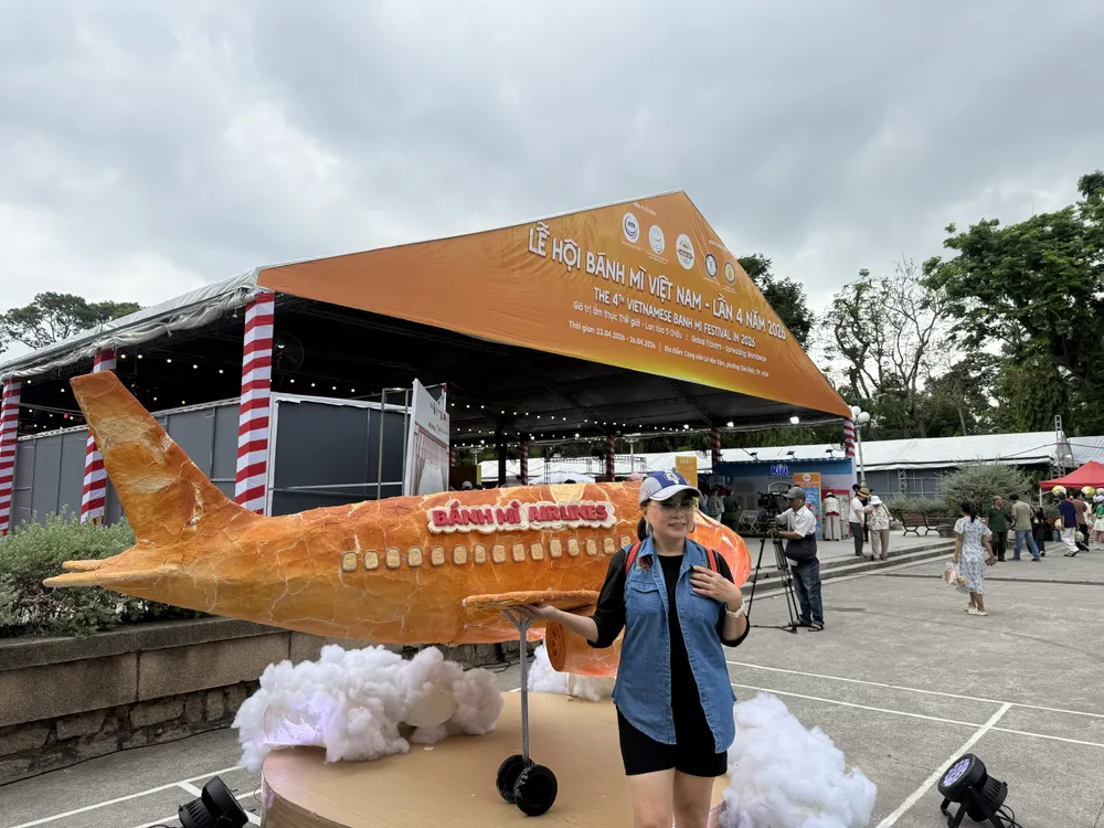 Khách chụp hình bên bánh mì.jpg