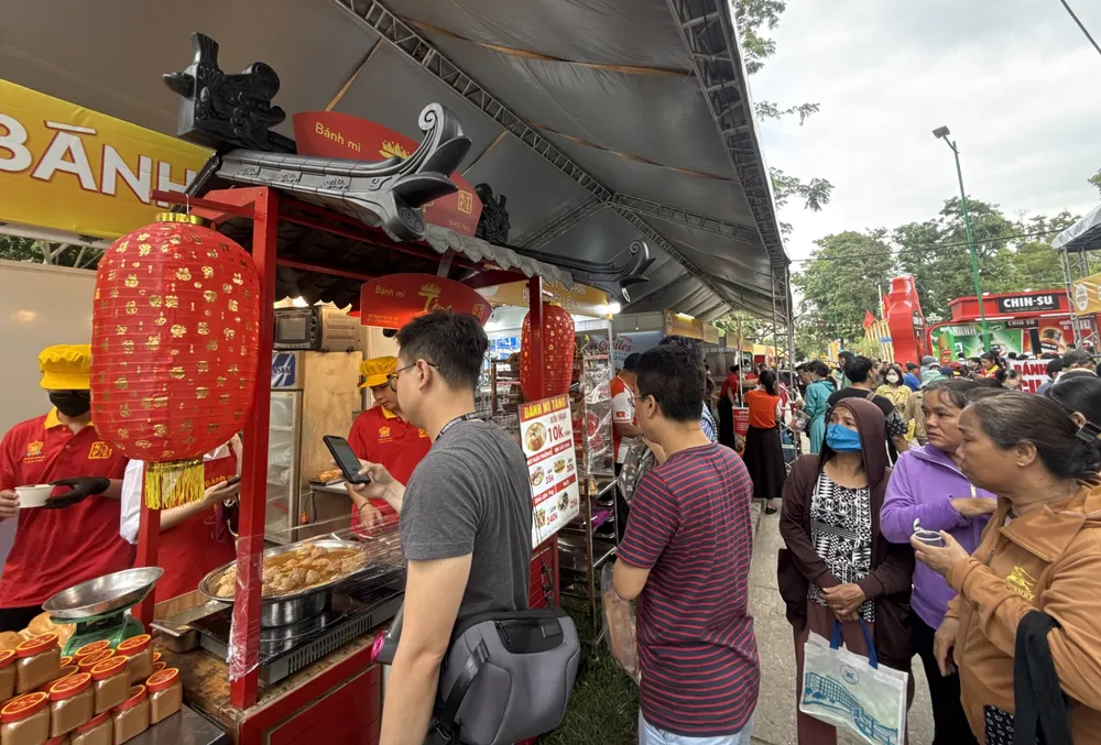 Khách xếp hàng.jpg