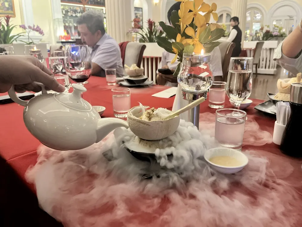 Khách thưởng thức kem dừa.jpg