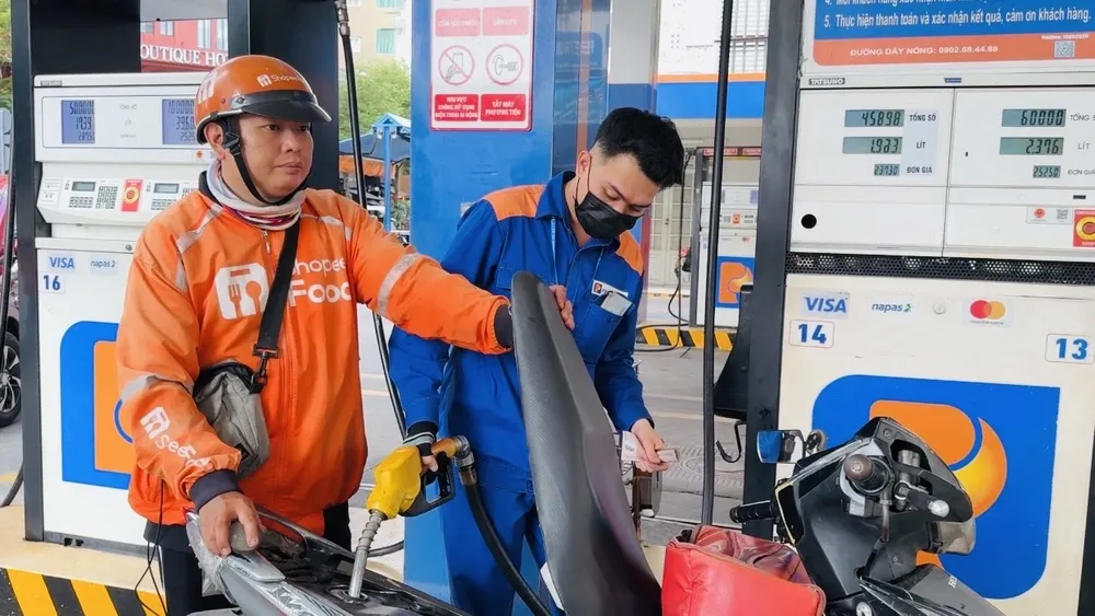 Khách đổ xăng E10 trưa 11.5.jpg