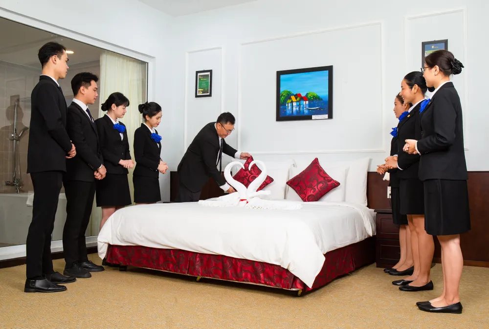 Học viên Trường Trung cấp Du lịch và Khách sạn Saigontourist thực hành nghiệp vụ buồng phòng. Ảnh: STHC