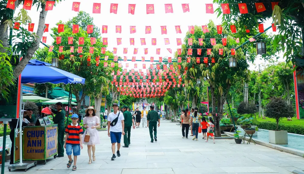 Du khách tham quan Nghệ An.jpg