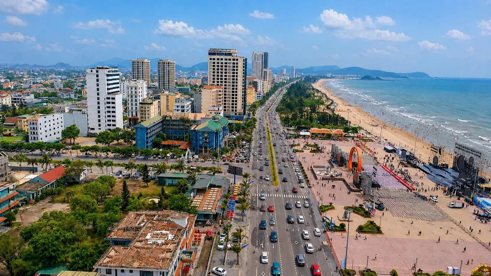 Khách tham quan Cửa Lò.jpg