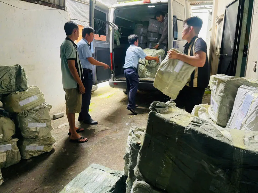 Lô hàng kẹo không rõ nguồn gốc.jpg