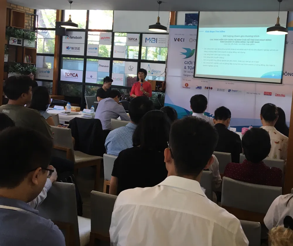 Nhiều doanh nghiệp, các bạn trẻ... theo dõi sự kiện ra mắt Én Xanh