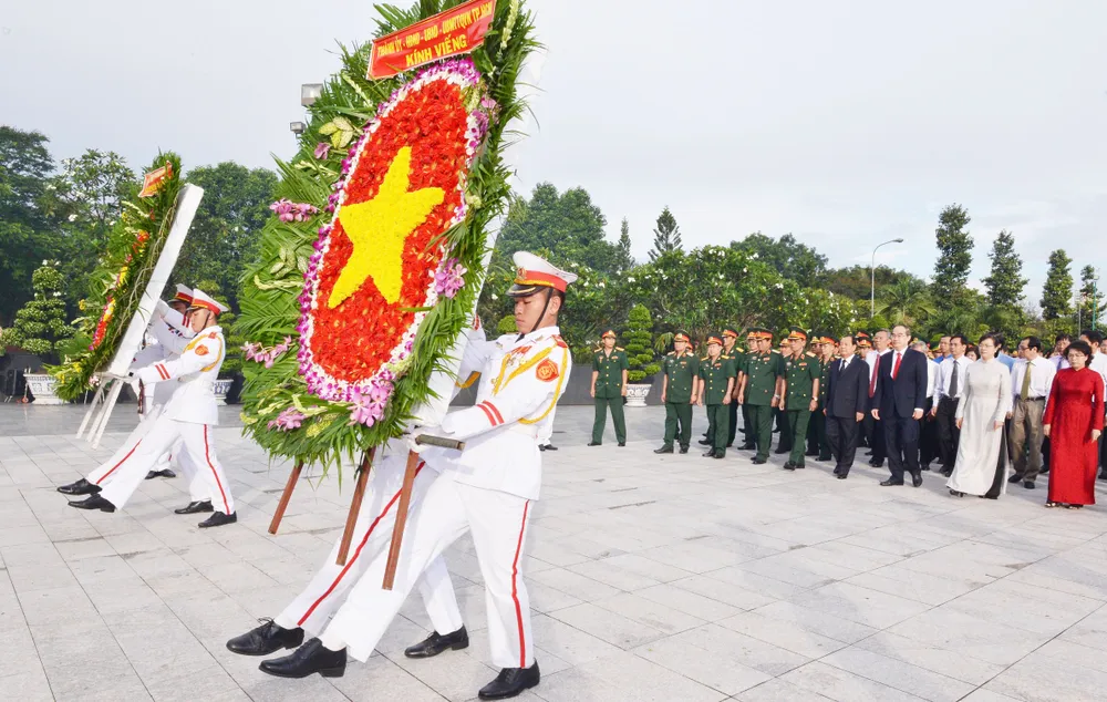 Lãnh đạo TPHCM viếng và dâng hương tưởng niệm các Anh hùng liệt sĩ ảnh 1