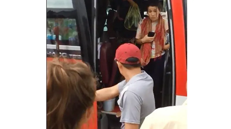 Nhân viên phụ xe khách giường nằm có hành vi thiếu văn hóa, mang tính côn đồ với du khách nước ngoài. Ảnh: Cắt từ clip
