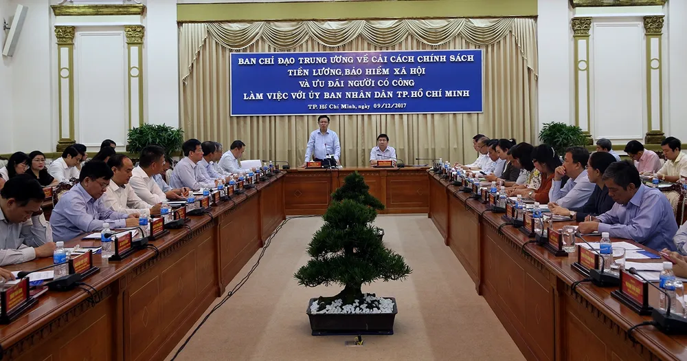 Phó Thủ tướng Vương Đình Huệ: Lương không đủ sống đã làm đảo lộn nhiều giá trị trong xã hội ảnh 1