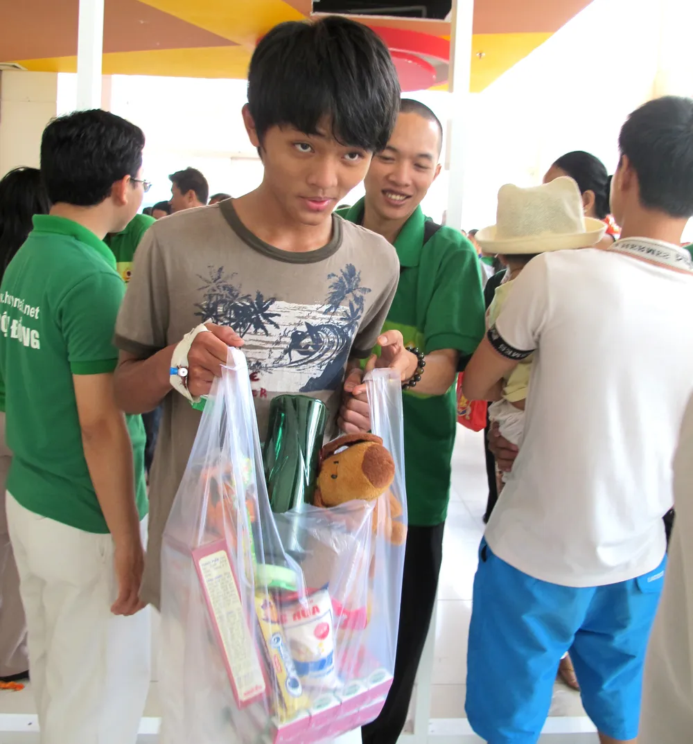 Mỗi hộ nghèo ở TPHCM được tặng 1,15 triệu đồng vui tết ảnh 1