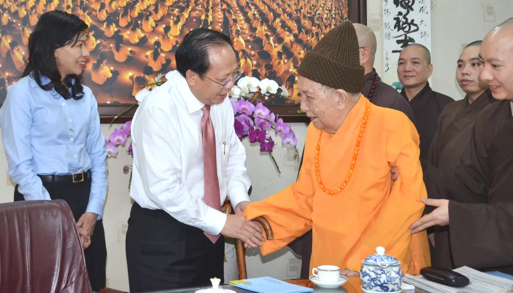 Lãnh đạo TPHCM thăm, chúc tết 3 Phó Pháp chủ Hội đồng Chứng minh Giáo hội Phật giáo Việt Nam ảnh 2