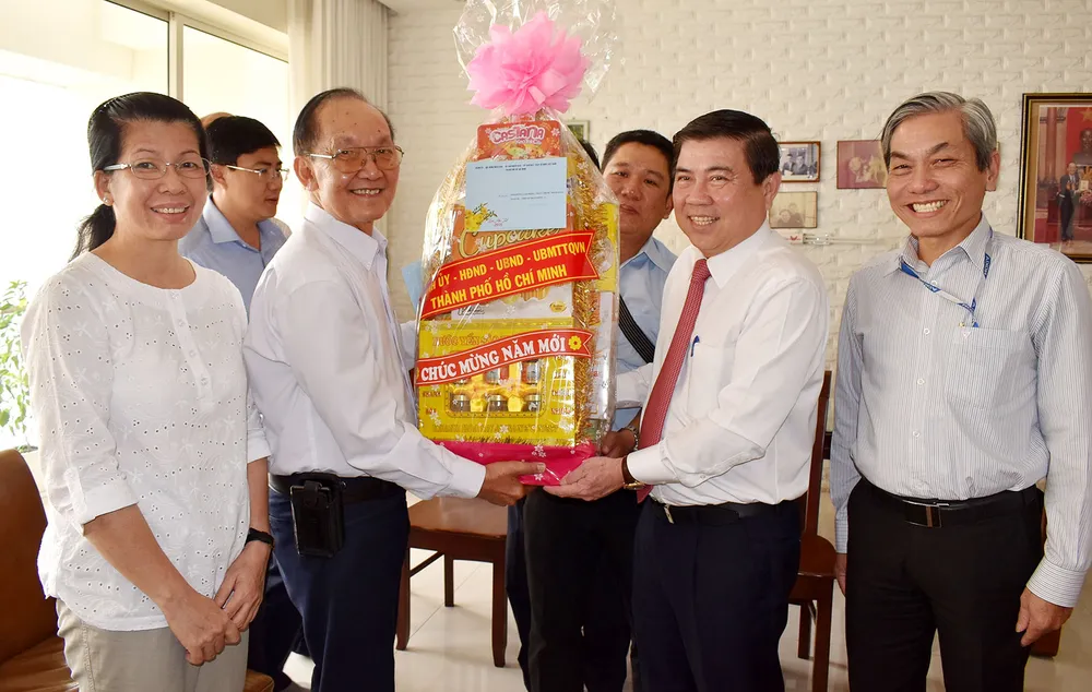 Chủ tịch UBND TPHCM chúc tết các chức sắc tôn giáo, nhân sĩ trí thức ảnh 1