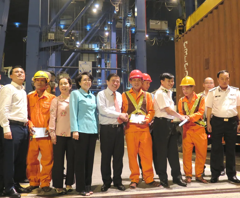 Chủ tịch UBND TPHCM thăm nơi mỗi năm chỉ nghỉ 3 tiếng để đón giao thừa ảnh 1