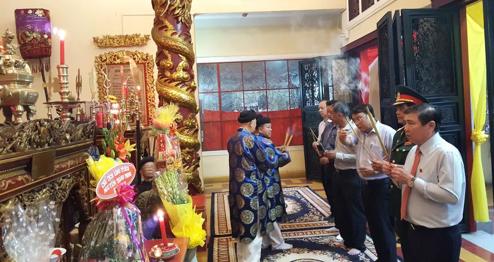 Chủ tịch UBND TPHCM viếng các bậc tiền nhân trước thời khắc Giao thừa 2018 ảnh 1