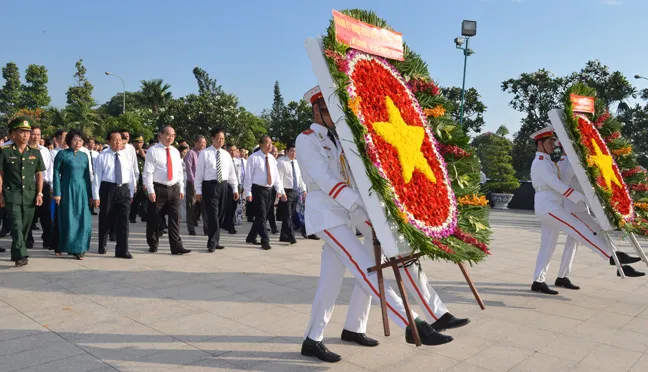 Lãnh đạo TPHCM dâng hương, dâng hoa tưởng niệm các anh hùng liệt sĩ ảnh 1
