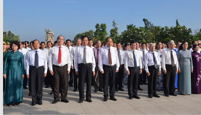 Lãnh đạo TPHCM dâng hương, dâng hoa tưởng niệm các anh hùng liệt sĩ ảnh 2