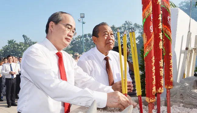 Lãnh đạo TPHCM dâng hương, dâng hoa tưởng niệm các anh hùng liệt sĩ ảnh 3