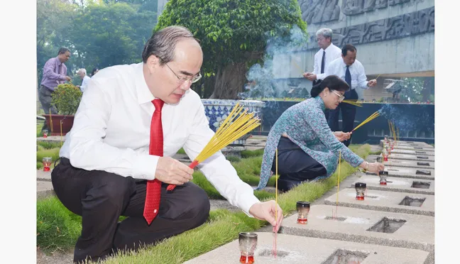 Lãnh đạo TPHCM dâng hương, dâng hoa tưởng niệm các anh hùng liệt sĩ ảnh 4