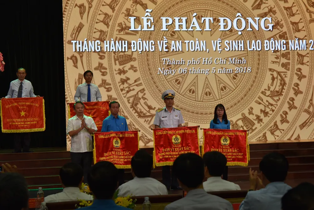 Bộ trưởng kêu gọi người lao động phản ánh hoặc rời bỏ nơi làm việc không an toàn ảnh 4