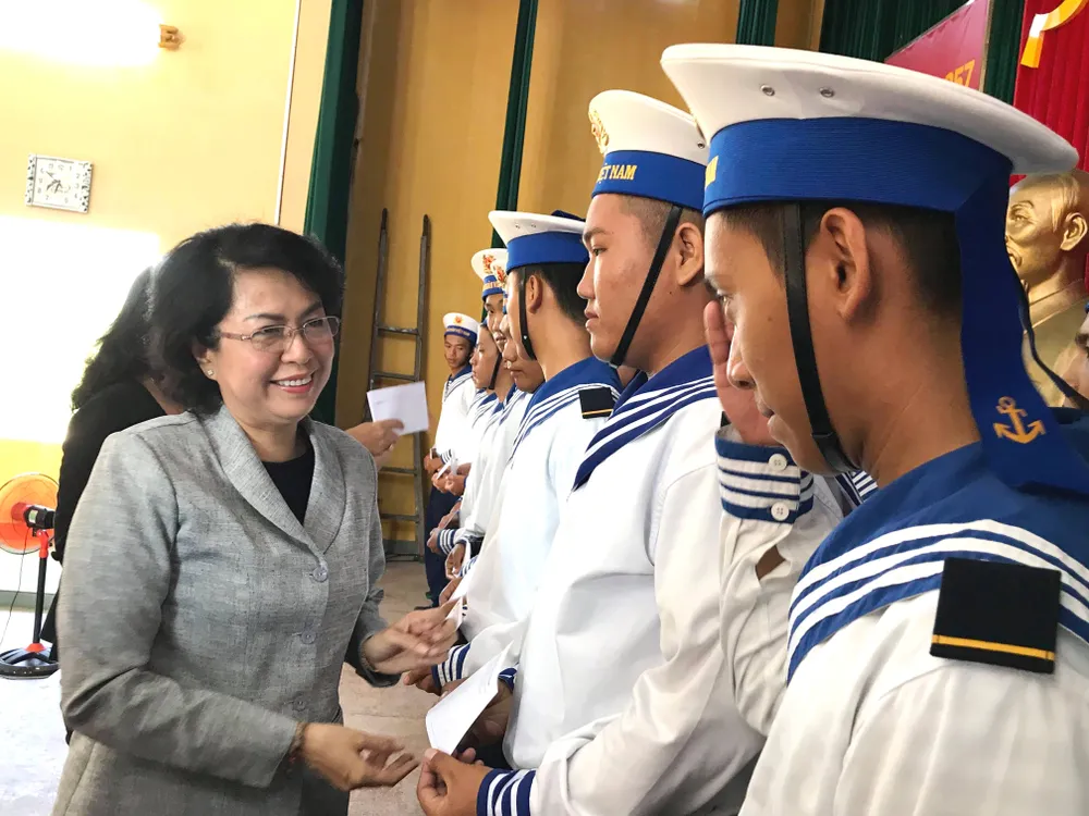 Thăm, tặng quà chiến sĩ hải quân ảnh 1