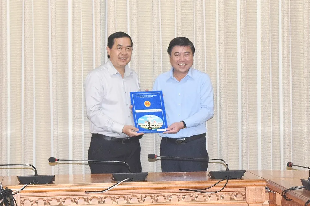 Chủ tịch UBND TPHCM Nguyễn Thành Phong trao quyết định cán bộ ảnh 2