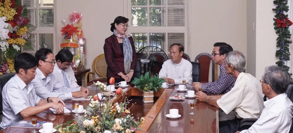 Chủ tịch HĐND TPHCM Nguyễn Thị Quyết Tâm thăm các vị chức sắc tôn giáo nhân lễ Giáng sinh ảnh 1