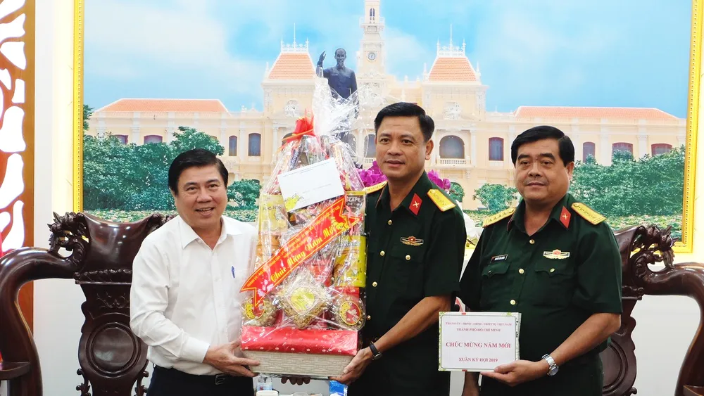 Chủ tịch UBND TPHCM Nguyễn Thành Phong thăm, chúc tết các đơn vị và người dân ảnh 1