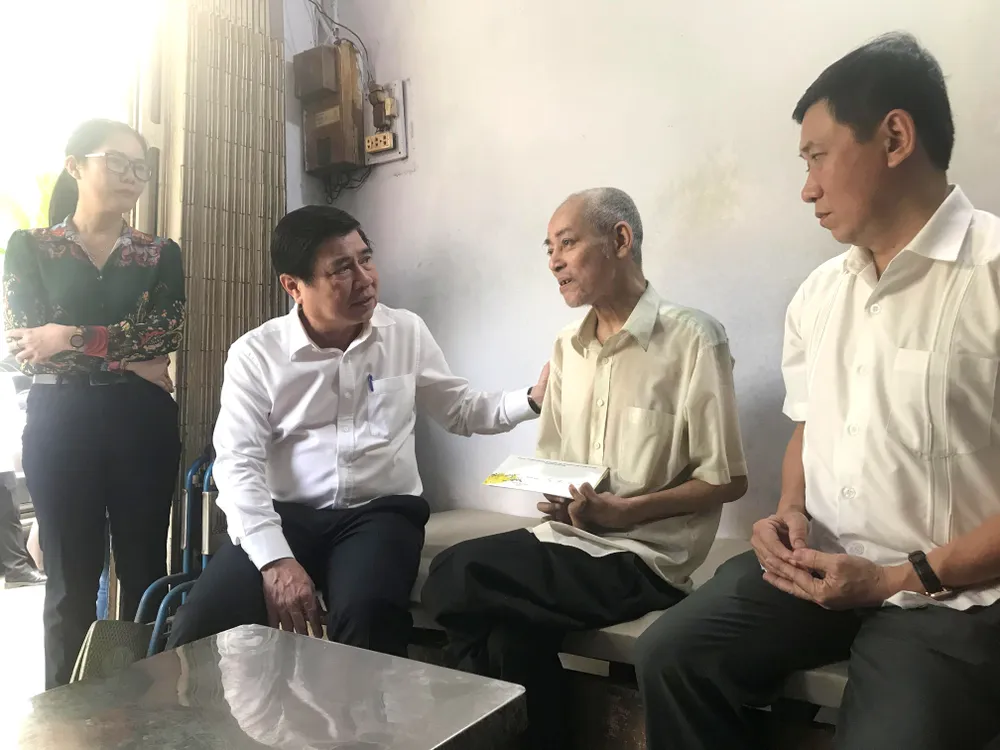 Chủ tịch UBND TPHCM Nguyễn Thành Phong thăm, chúc tết các đơn vị và người dân ảnh 2