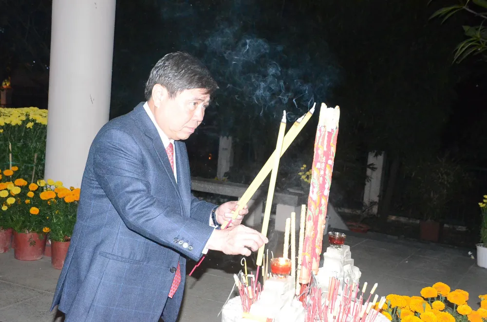 Chủ tịch UBND TPHCM dâng hương các bậc tiền nhân trước thời khắc Giao thừa 2019 ảnh 1