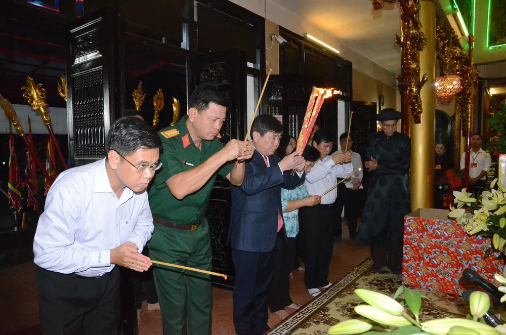 Chủ tịch UBND TPHCM dâng hương các bậc tiền nhân trước thời khắc Giao thừa 2019 ảnh 2