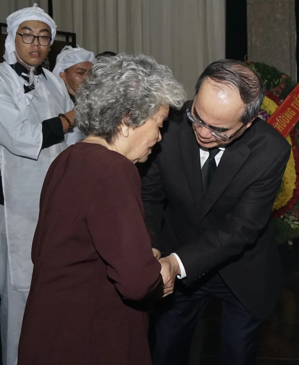 Bí thư Thành ủy TPHCM Nguyễn Thiện Nhân viếng Phó Chủ tịch UBND TPHCM Nguyễn Thị Thu ảnh 4