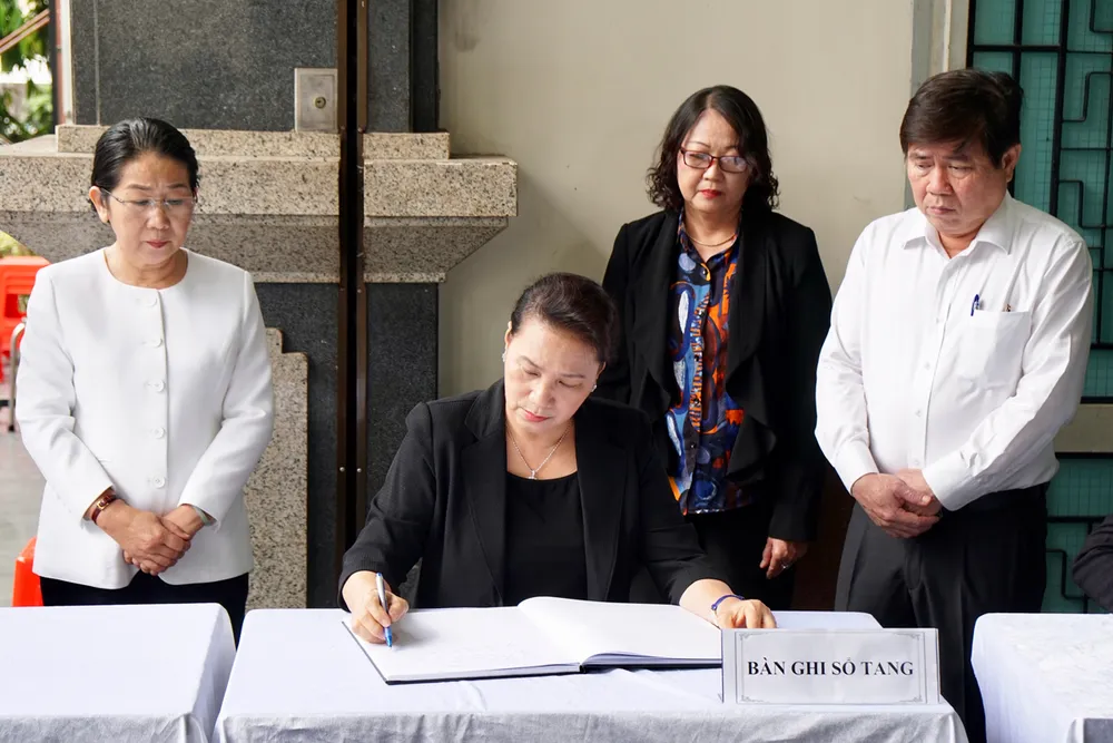 Chủ tịch Quốc hội Nguyễn Thị Kim Ngân viếng Phó Chủ tịch UBND TPHCM Nguyễn Thị Thu ảnh 2