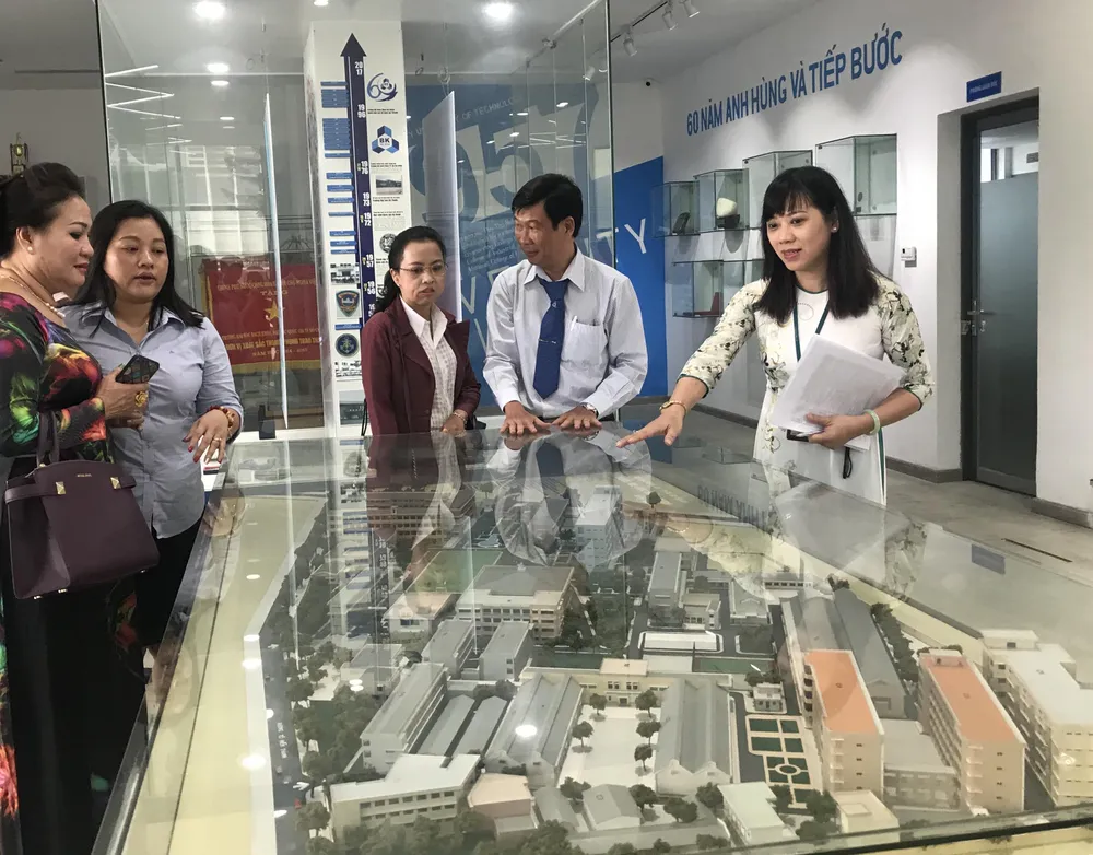 Tiến sĩ kiều bào Mỹ tặng sách trị giá 150.000 USD cho sinh viên bách khoa ảnh 3