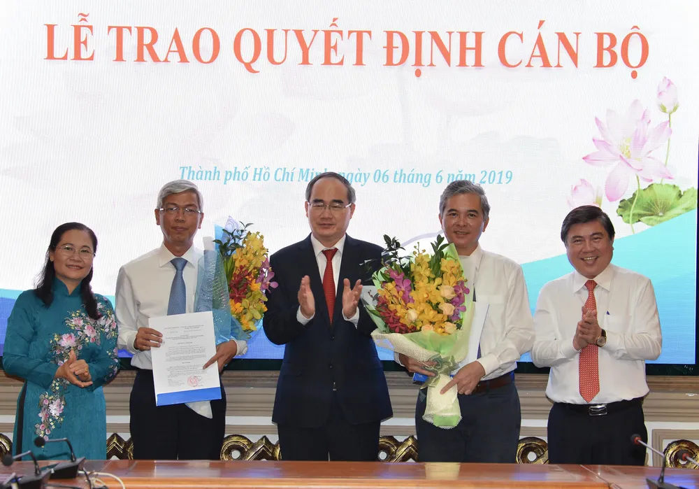 Trao quyết định phê chuẩn kết quả bầu bổ sung 2 Phó Chủ tịch UBND TPHCM ảnh 1