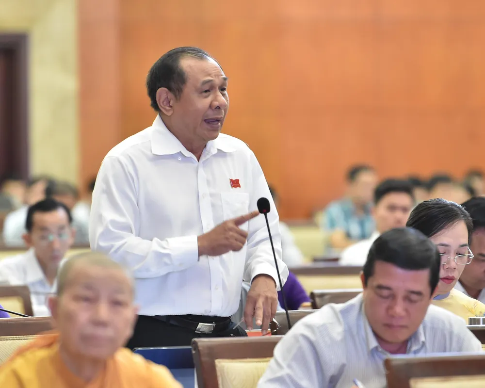 Áp dụng “kỳ họp không giấy” nhưng luôn cần công chức “4T” ảnh 1