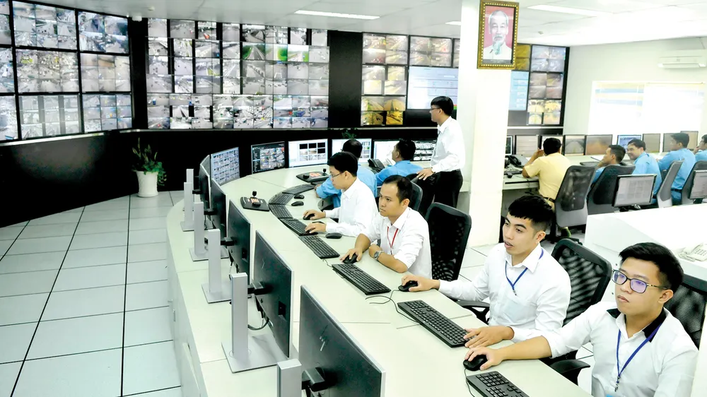 Vận hành Trung tâm Giám sát, điều khiển giao thông thông minh tại TPHCM giúp giám sát giao thông, điều khiển tín hiệu, cung cấp thông tin giao thông và hỗ trợ xử lý vi phạm. Ảnh: CAO THĂNG