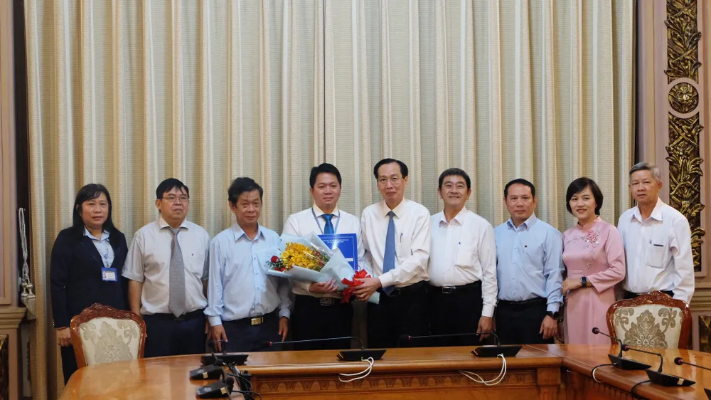 Phó Chủ tịch Thường trực UBND TPHCM Lê Thanh Liêm trao quyết định tới ông Võ Văn Thật, Phó Hiệu trưởng Trường Đại học Sài Gòn