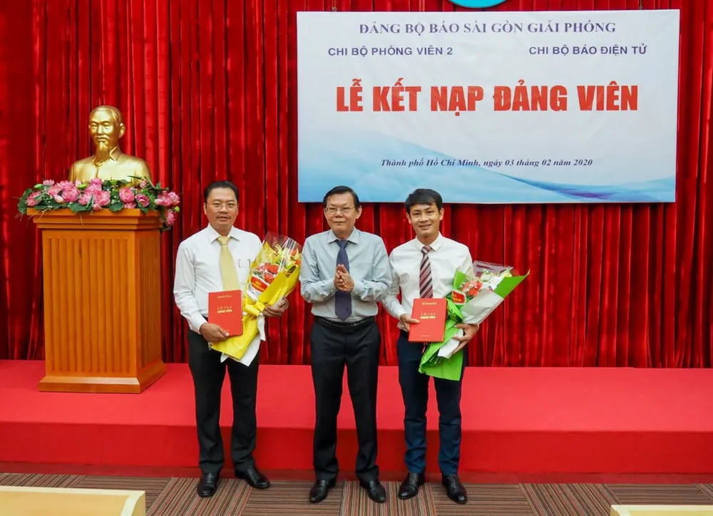 Báo SGGP kết nạp 2 đảng viên mới ảnh 2