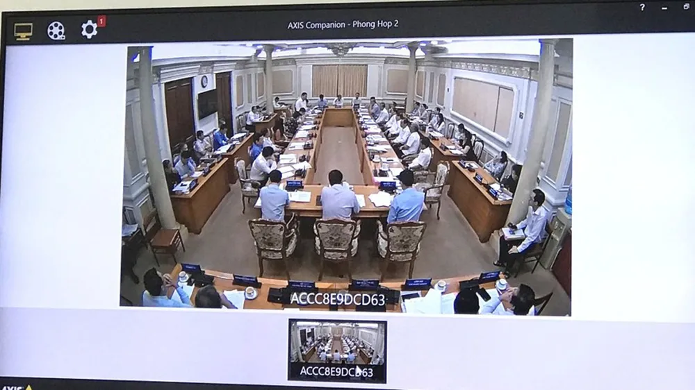 Cuộc họp về tình hình kinh tế - xã hội trên địa bàn TPHCM được tổ chức trực tuyến, kết nối từ UBND TPHCM tới các sở, ngành, quận, huyện. Ảnh: MẠNH HÒA 