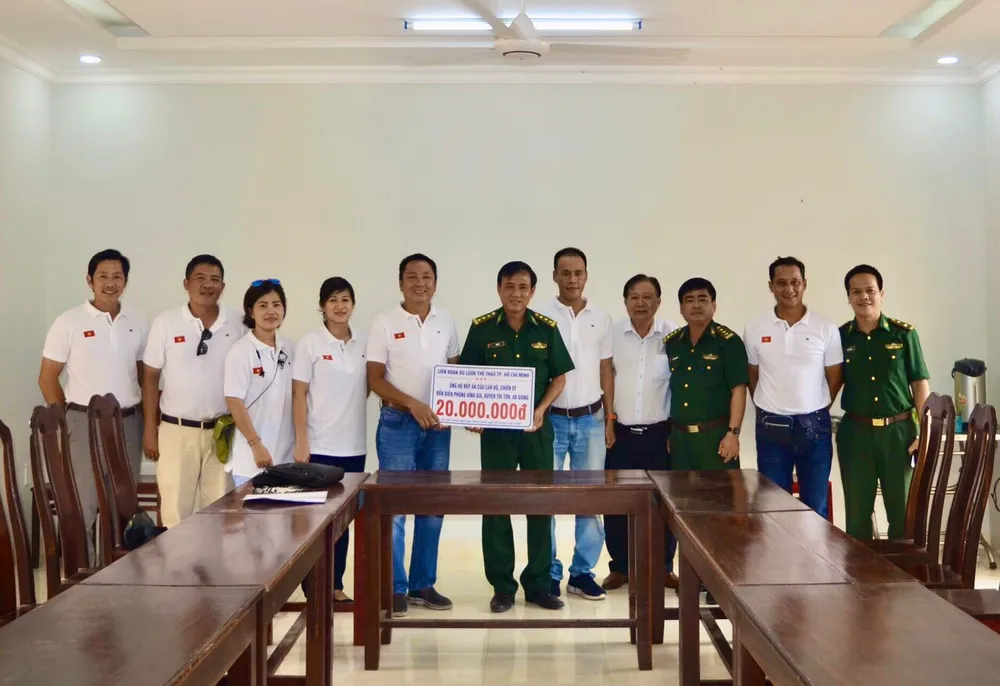Ông Lương Hoàng Hà, Trưởng Ban vận động thành lập Liên đoàn Dù lượn thể thao TPHCM, trao tặng 20 triệu đồng ủng hộ bếp ăn cán bộ  - chiến sĩ biên phòng